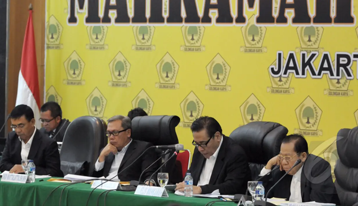 Ketua Majelis Hakim Mahkamah Partai Golkar Muladi (kedua kanan) bersama anggota majelis hakim H.A.S Natabaya (kanan), Andi Mattalata (kedua kiri) dan Djasri Marin (kiri) memimpin sidang putusan, Jakarta, Selasa (3/3/2015). (Liputan6.com/Andrian M Tunay)