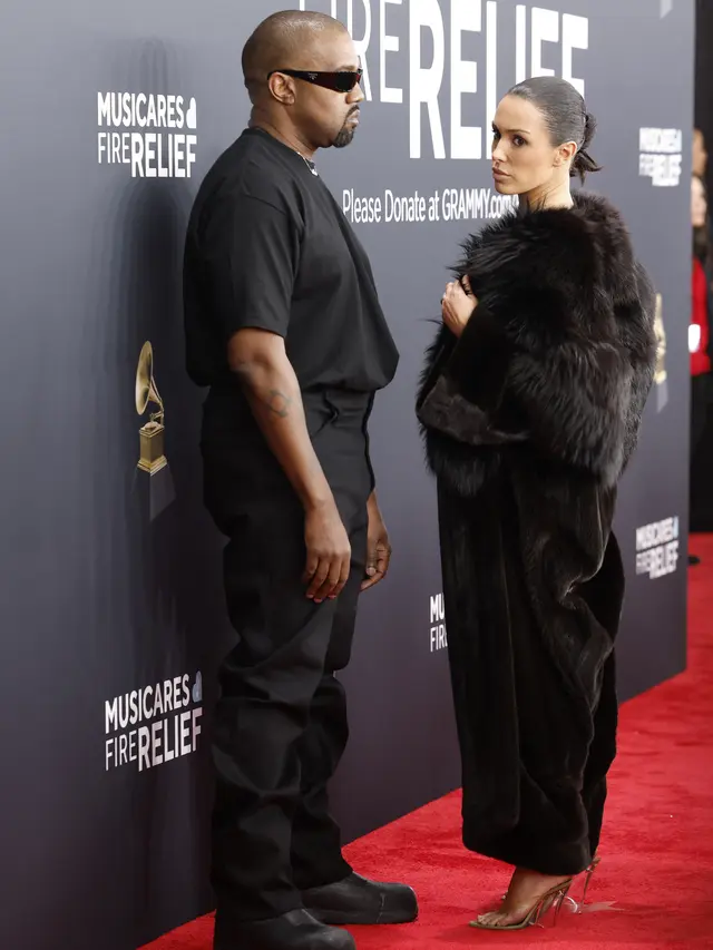 Kanye West Sebar Poster yang Tampilkan Bianca Censori Telanjang, Dinilai Pornografi daripada Karya Seni