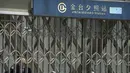 <p>Seorang pekerja yang mengenakan masker berdiri di dalam gerbang pintu keluar stasiun kereta bawah tanah yang tertutup di Beijing, China Rabu (4/5/2022). Beijing pada hari Rabu ini menutup lebih dari 40 stasiun kereta bawah tanah, sekitar sepersepuluh dari jaringan kereta, sebagai bagian dari tindakan untuk menghentikan penyebaran Covid-19. (AP Photo/Mark Schiefelbein)</p>