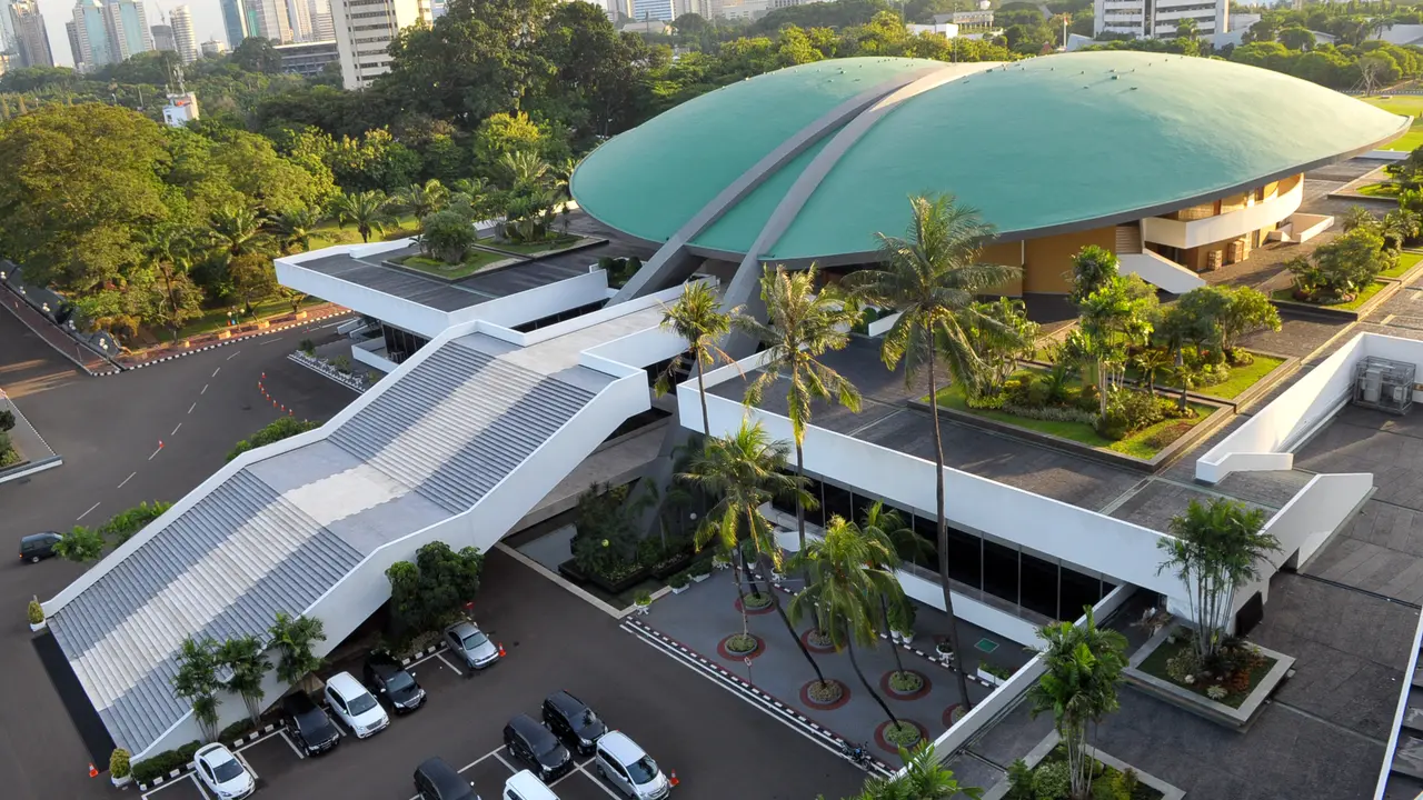 7 Pohon Kelapa di DPR