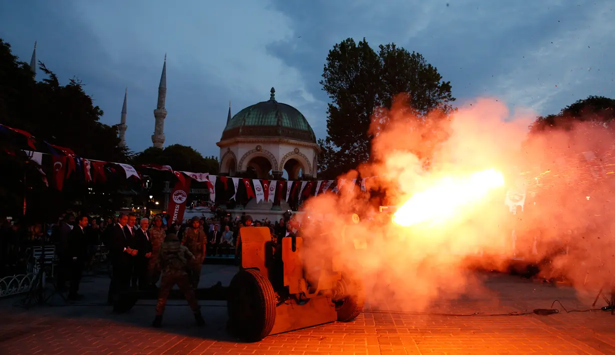 Meriam ditembakkan sebagai penanda waktunya berbuka puasa di Sultanahmet Square, Istanbul, 27 Mei 2017. Selama Ramadan, umat Muslim di Turki dan dunia, melaksanakan puasa mulai dari terbit matahari sampai matahari terbenam. (AP Photo/Lefteris Pitarakis)