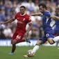 Bek sayap Liverpool, Trent Alexander-Arnold (merah) saat membayangi pergerakan bek Chelsea, Ben Chilwell dalam pertandingan pertama Liga Inggris 2023/2024 di Stamford Bridge, Minggu (13/8/2023) malam WIB. (AP Photo/Ian Walton)