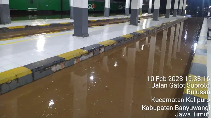 Rel kereta api di Stasiun Ketapang Banyuwangi terendam banjir (Istimewa)