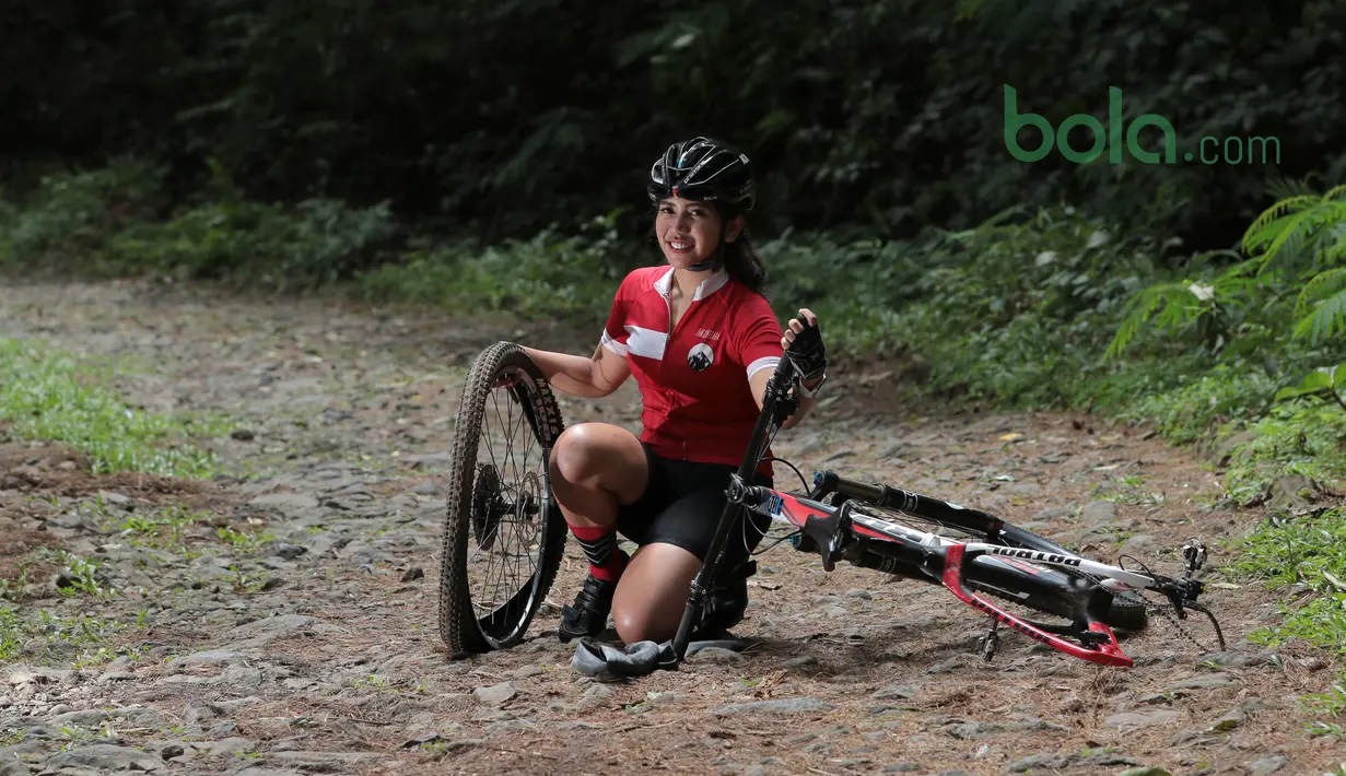 Andhina Ayuningtyas meraih peringkat ketiga pada MTB XC Summerecon Hobby dan peringkat keempat MTB XC Tanjung Lesung 2017. (Bola.com/Nick Hanoatubun)
