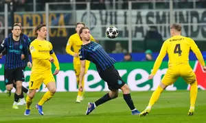 Pemain Inter Milan Francesco Pio Esposito (tengah) berebut bola dengan pemain Bodo/Glimt Odin Bjortuft (kanan) pada laga play-off Liga Champions antara Inter vs Bodo/Glimt di San Siro, Milan, Italia, Selasa, 24 Februari 2026. (AP Photo/Luca Bruno)