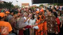 Warga antri untuk bersalaman dengan Presiden RI Joko Widodo di Lapangan Bedeng, Pisangan Baru, Jakarta, Selasa (8/9/2015). Kedatangan Presiden Jokowi untuk memberikan sejumlah paket sembako dan buku kepada warga. (Liputan6.com/Helmi Fithriansyah)