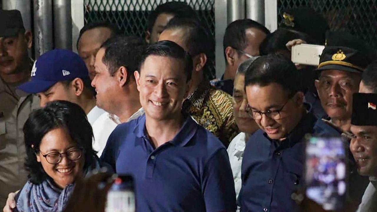 FOTO: Abolisi dari Presiden, Tom Lembong Resmi Tinggalkan Jeruji Besi