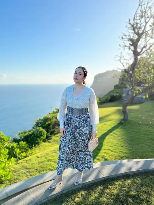 Jangan menghindar dari gaun bermotif. Ini adalah cara yang bagus untuk menghadirkan ilusi pada penampilan kamu, mengalihkan fokus dari perut ke desain gaunmu. [IG/@chelseaislan]