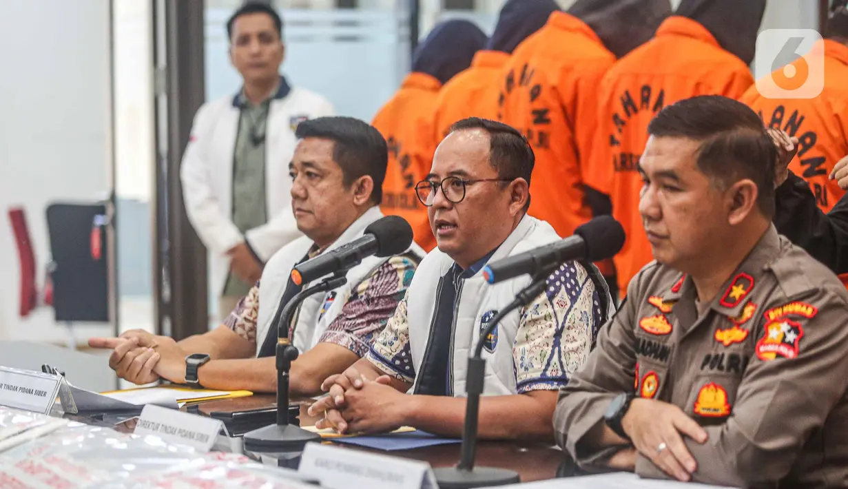 Direktur Tindak Pidana Siber Bareskrim Polri, Brigjen Pol. Adi Vivid A Bactiar (tengah) bersama Kepala Biro Penerangan Masyarakat (Karopenmas) Divisi Humas Polri Brigjen Pol Ahmad Ramadhan memberikan keterangan terkait penangkapan tersangka pelaku judi daring. (Liputan6.com/Faizal Fanani)