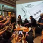 Oppo Reno12 saat dipakai sebagai palu untuk memaku kayu (Foto: Oppo Indonesia).