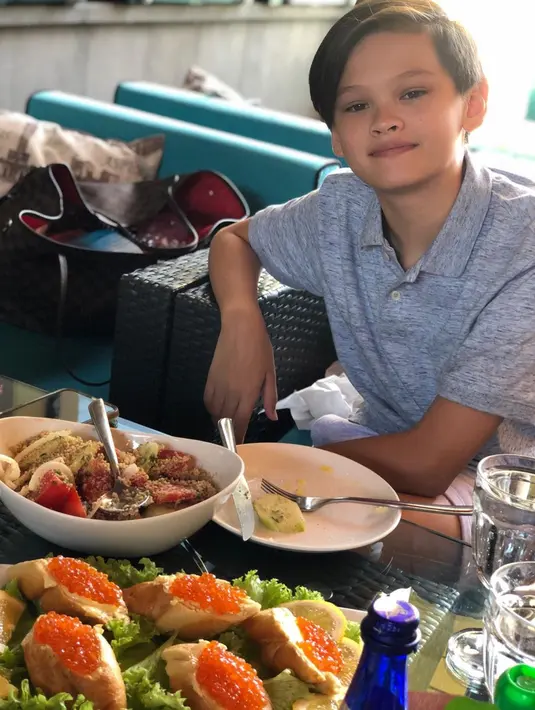 Armand juga menyukai dunia kuliner mengikuti jejak ibu. Sejak Farah dan Carson bercerai, Armand kini tinggal bersama sang ibu di Indonesia. (Liputan6.com/IG/@armand.quinn)