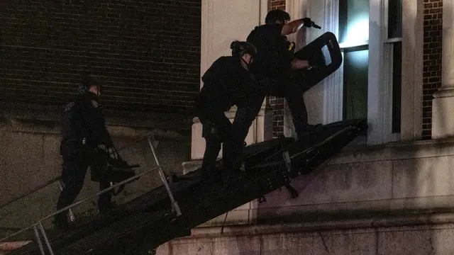 Polisi menerobos gedung yang diduduki oleh para pendemo pro-Palestina di University of Columbia (Universitas Columbia). (AP/Craig Ruttle)