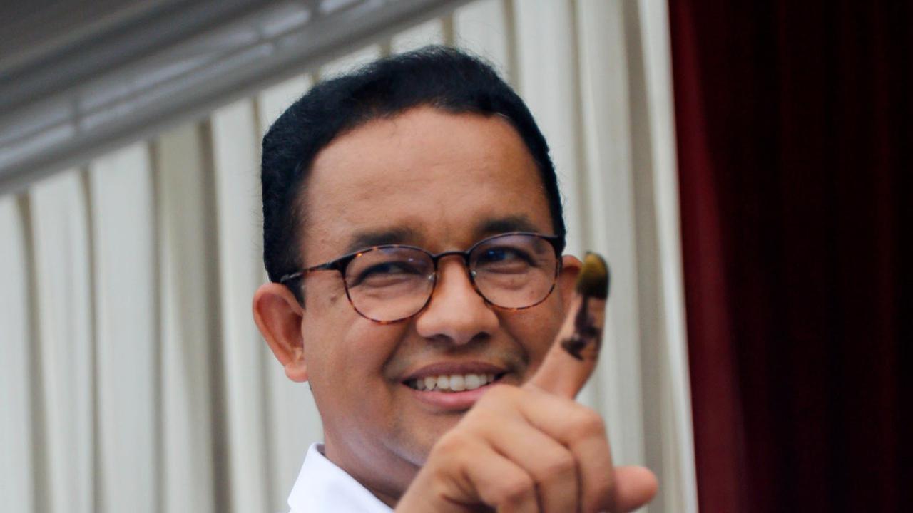 FOTO: Momen Anies Baswedan Nyoblos Bareng Keluarga di TPS 60 Cilandak