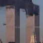 Sebuah jet tabrak World Trade Center (WTC) di New York, Selasa, 11 September 2001. Teroris menabrakkan dua pesawat, dan menara kembar itu 110 lantai runtuh. (AP/Moshe Bursuker)