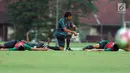 Pelatih Timnas Indonesia U-22, Luis Milla (tengah) memberi arahan pada pemainnya saat peregangan usai latihan di lapangan SPH Karawaci, Banten, Senin (7/8). Latihan ini persiapan laga di SEA Games 2017 Kuala Lumpur. (Liputan6.com/Helmi Fithriansyah)