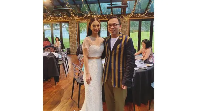 Selama pesta berlangsung, Nadia dan Mikael tak segan menghampiri meja para tamu undangan.