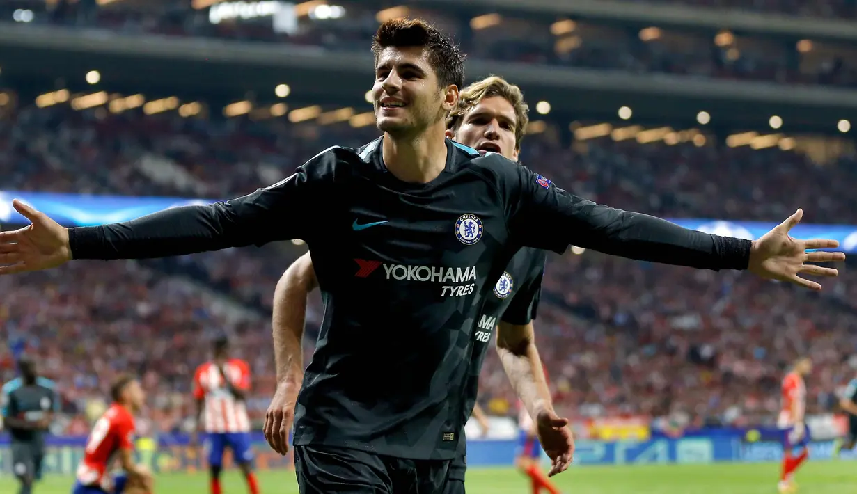 Penyerang Chelsea, Alvaro Morata melakukan selebrasi usai mencetak gol ke gawang Atletico Madrid pada grup C Liga Champions di stadion Wanda Metropolitano, Spanyol, (27/9). Chelsea menang tipis 2-1 atas Atletico Madrid. (AP Photo/Francisco Seco)