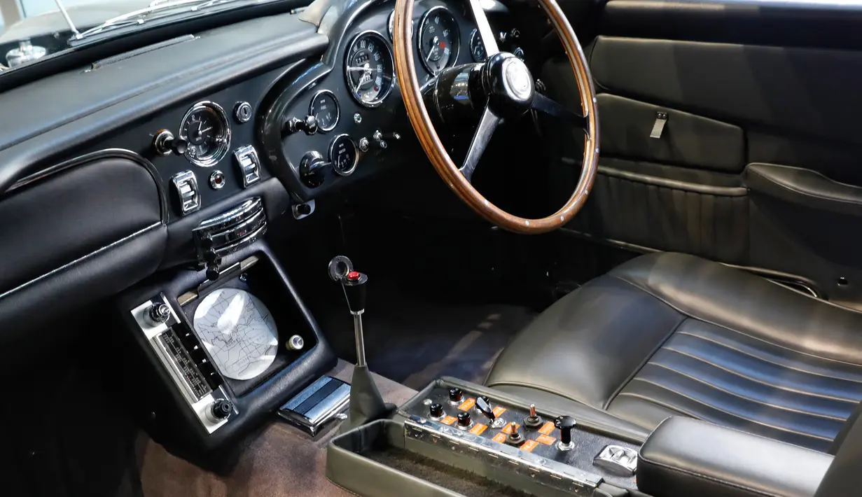 Sistem navigasi dan panel rahasia di mobil Aston Martin DB5 dalam film James Bond 1965 yang ditampilkan di rumah lelang Sotheby, New York, Senin (29/7/2019). Aston Martin DB5 milik James Bond itu akan dilelang pada 15 Agustus mendatang di Monterey, California. (AP/Richard Drew)