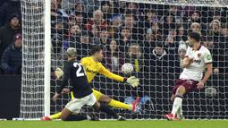 Pemain Aston Villa, Mogan Rogers (kiri) mencetak gol kemenangan ke gawang West Ham United pada laga lanjutan putaran ketiga Piala FA di Villa Park, Brimingham, Inggris, Minggu (11/01/2025). (AP Photo/PA/Joe Giddens)