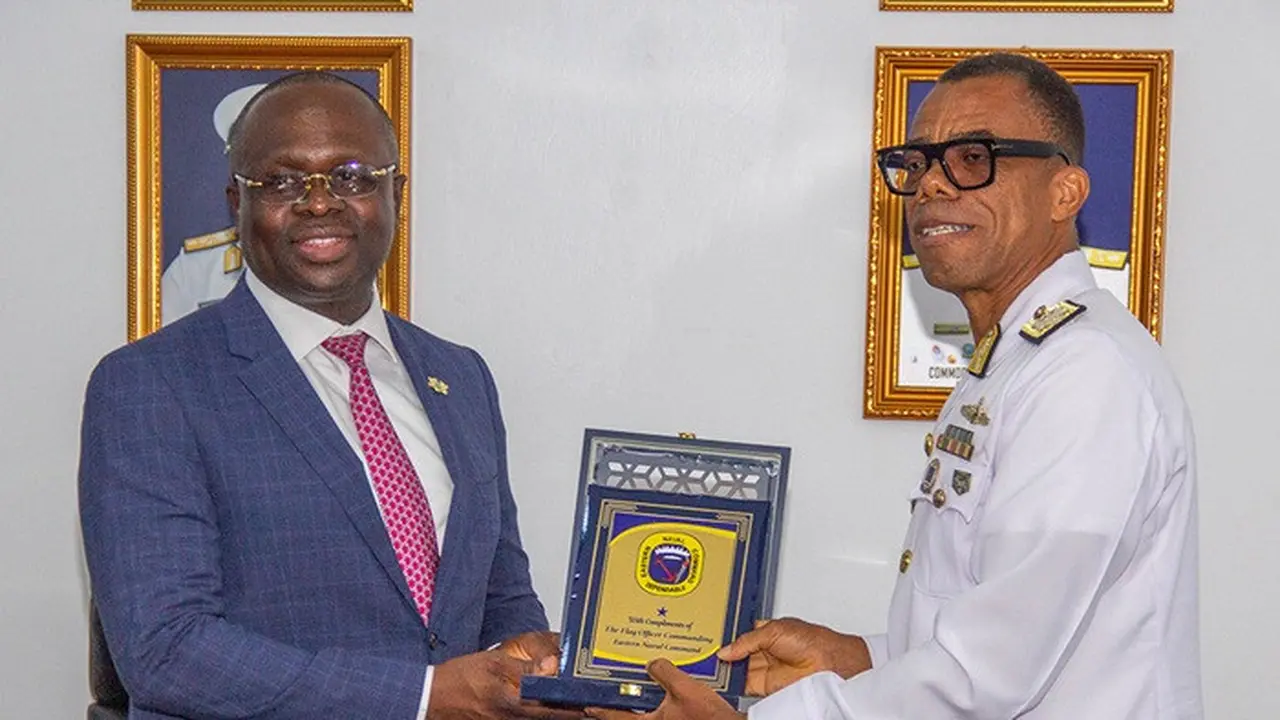 Menteri Pertahanan Ghana (kiri) Edward Omane Boamah.