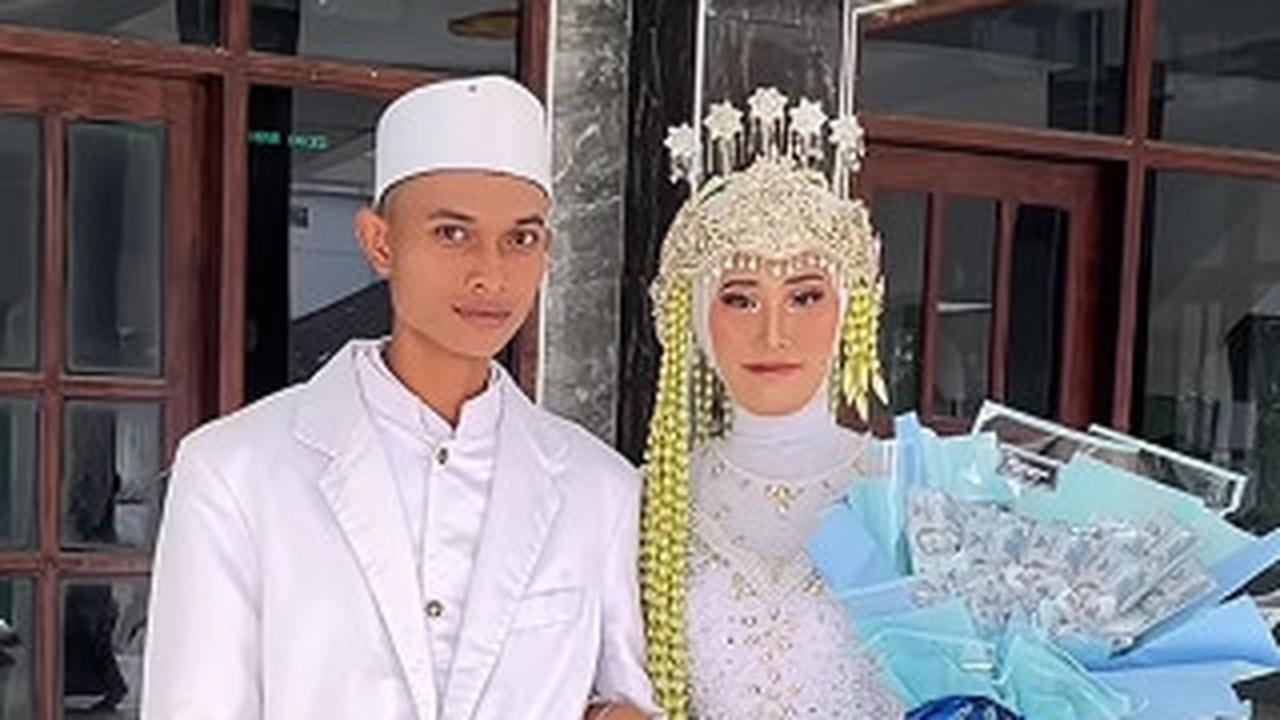 Tak Ada Pelaminan Mewah Cuma Bermodal Bangku Plastik, Resepsi Sederhana Pengantin Baru di Jatim ini Jadi Sorotan