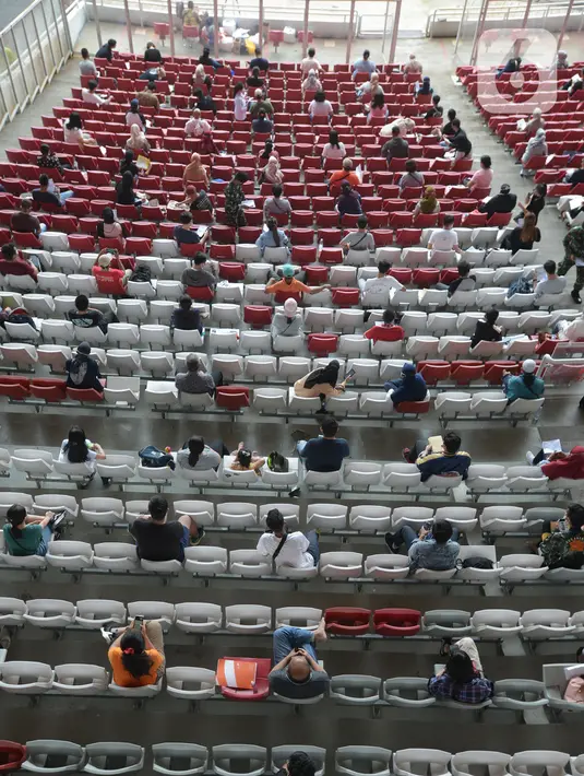 Sejumlah anak mengikuti vaksinasi covid-19 di Stadion Utama Gelora Bung Karno (GBK), Senayan, Jakarta, Sabtu (3/7/2021). Pemprov DKI menggelar vaksinasi COVID-19 massal bagi anak usia 12-17 tahun di Stadion GBK selama dua hari, yakni pada 3-4 Juli 2021. (merdeka.com/Imam Buhori)