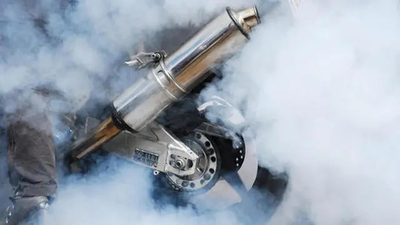 Penyebab Knalpot Motor Bau Aneh dan Cara Mengatasinya
