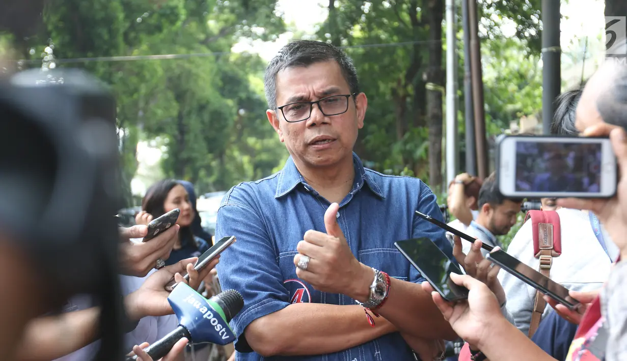 Sekjen Partai Demokrat Hinca Panjaitan memberi keterangan saat tiba di rumah Prabowo Subianto di Kertangara, Jakarta, Jumat (28/6/2019). Prabowo mengumpulkan sekjen partai koalisi Adil Makmur untuk membahas beberapa hal usai putusan MK terkait sengketa Pilpres 2019. (Liputan6.com/Angga Yuniar)