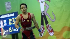 Lifter Nanggroe Aceh Darussalam, Surahmat bersiap melakukan angkatan clean and jerk di kelas 56kg PON XIX Jabar di Gymnasium Si Jalak Harupat, Kab Bandung, Selasa (20/9). Surahmat meraih emas dengan total angkatan 255kg. (Liputan6.com/Helmi Fithriansyah)