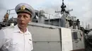 Seorang prajurit berdiri di The Destroyer Bystriy atau Kapal perang penghancur Bystriy milik Rusia bersandar di Pelabuhan Tanjung Priok, Jakarta, Senin (28/12/2015). (Liputan6.com/Faizal Fanani)
