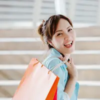 Ilustrasi perempuan yang hobi belanja/copyright shutterstock.com/justyle