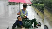 Bantu Payungi Korban Kecelakaan, Polisi Ini Tuai Pujian Netizen