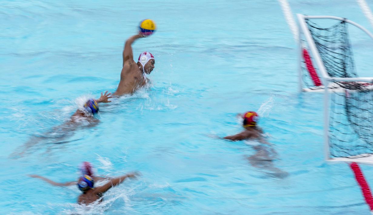 Pemain Tim Polo Air Indonesia, Ahmad Fauzi berusaha membobol gawang Tim Polo Air Kamboja pada nomor polo air putra SEA Games 2023 di Phnom Penh, Kamboja, Jumat (13/05/2023). Indonesia menang telak dengan skor 37-2. (AP Photo/Tatan Syuflana)