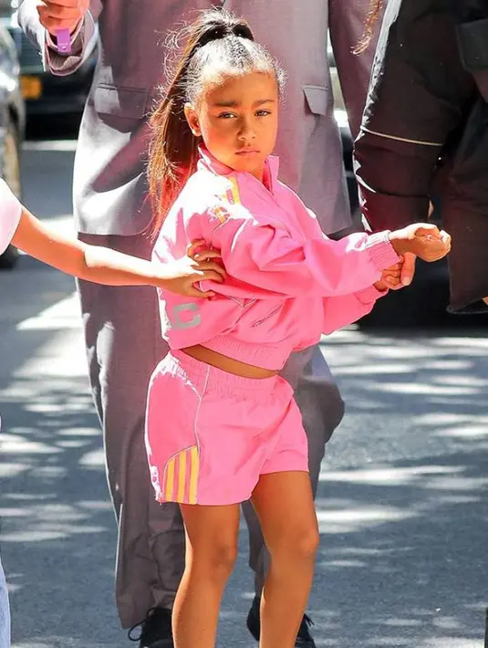 Baru saja berulang tahun, ini North West ketika rambutnya dilurusin! (Mega Agency/E! News)