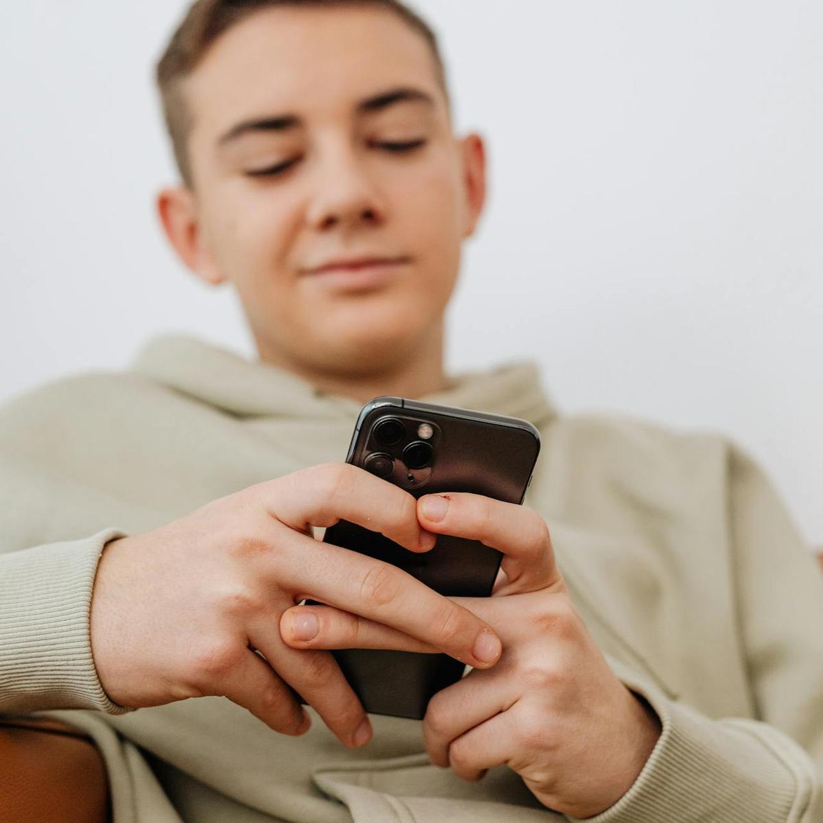 Ilustrasi Seorang Lelaki Kecanduan Smartphone (©Pexels)