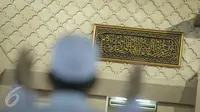 Potongan Kiswah hadiah dari Raja Salman bin Abdulaziz Al Saud di Masjid Istiqlal, Jakarta, Jumat (10/3). Letak pemajangan Kiswah (kain penutup Kakbah) tepat berada di samping mimbar khatib. (Liputan6.com/Faizal Fanani)