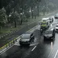 Sejumlah kendaraan melintas saat hujan deras megguyur kawasan Patung Kuda, Jakarta, Kamis (21/10/2021). Puncak musim hujan diperkirakan akan terjadi pada bulan Desember-Januari. (Liputan6.com/Faizal Fanani)
