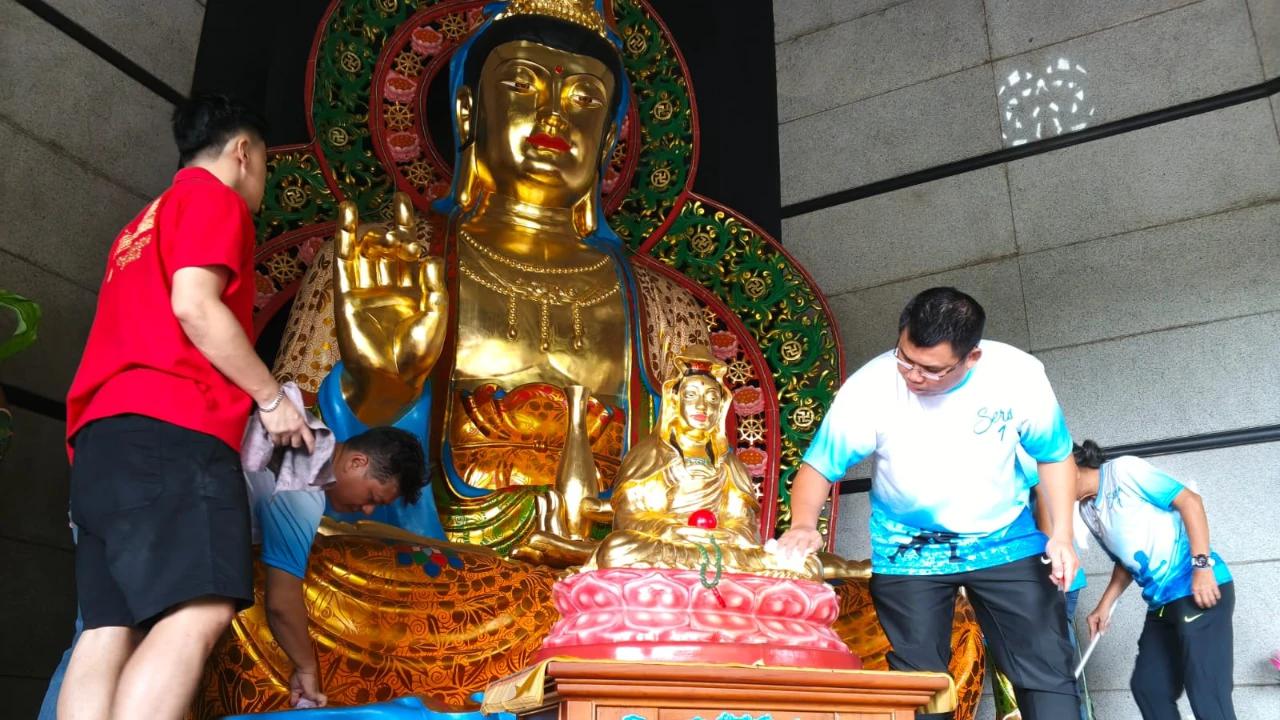 Melihat Langsung Umat Pagoda Avalokitesvara dan Umat Katolik Semarang Srawung Bersihkan Rupang Jelang Perayaan Imlek