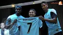 Menpora (Roy Suryo) menerima jersey dari dua pemain Manchester City (Micah Richards dan Scott Sinclair) di Jakarta pada Jumat 5 Juli 2013 (Liputan6.com/Helmi Fithriansyah)
