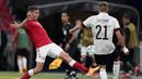 Pemain Belgia, Timothy Castagne, berebut bola dengan pemain Denmark, Robert Skov, pada laga UEFA Nations League di Stadion Parken, Minggu (6/9/2020). Belgia menang 2-0 atas Denmark. (Liselotte Sabroe/Ritzau Scanpix via AP)