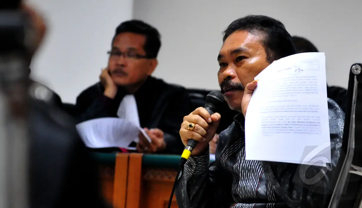 Bupati Tapanuli Tengah nonaktif Raja Bonaran Situmeang menjalani sidang pemeriksaan terdakwa di Pengadilan Tipikor, Jakarta, Senin (20/4). Bonaran didakwa menyuap Akil Mochtar terkait sengketa pilkada Tapteng di MK. (Liputan6.com/Andrian M Tunay)