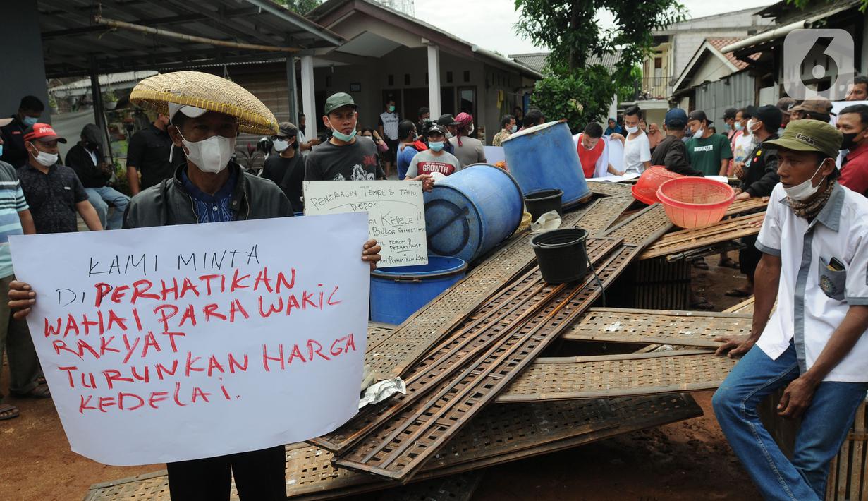 Perajin tempe melakukan aksi mogok produksi di Sentra Produksi Tempe Kelurahan Tugu, Cimanggis, Depok, Senin (21/02/2022).  Harga kedelai impor yang mencapai Rp1,1 juta/kwintal membuat ratusan perajin tahu-tempe di Jabodetabek menggelar mogok produksi tiga hari ke depan. (merdeka.com/Arie Basuki)