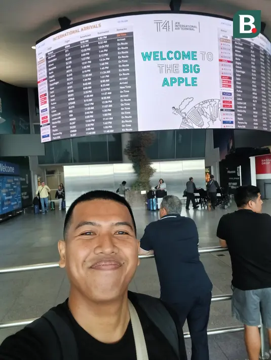 Tulisan "Welcome to the Big Apple" menyambut senyum saya di New York. Suasana di bandara tersebut cukup ramai. Beberapa saya yakin datang dari negara lain yang ingin menyaksikan kemeriahan Piala Dunia 2026. (Bola.com/Hery Kurniawan)