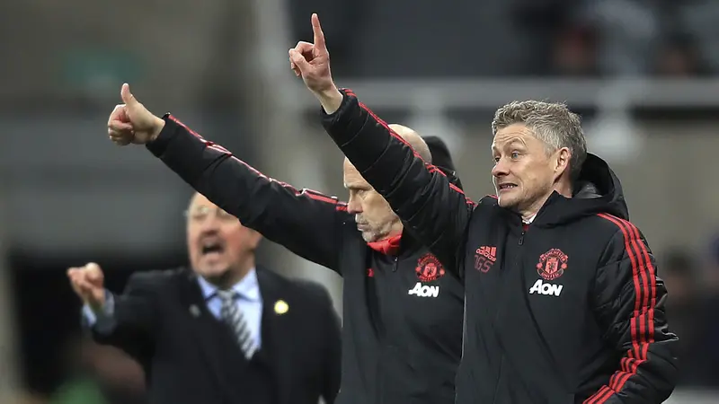 Pelatih Manchester United, Ole Gunnar Solskjaer, memberikan instruksi saat melawan Newcastle pada laga Premier League di Stadion St James Park, Newcastle, Rabu (2/1). Newcastle kalah 0-2 dari MU. (AP/Owen Humphreys)