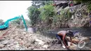 Warga sedang mengais sisa-sisa puing bangunan yang telah dirubuhkan di bantaran Kali Mampang, Jakarta, Rabu (20/8/2014)(Liputan6.com/Faizal Fanani)