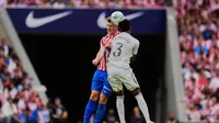 Alexander Sorloth berebut bola udara dengan Eder Militao dalam laga La Liga antara Atletico Madrid dan Real Madrid di Stadion Metropolitano - AP Photo/Manu Fernandez