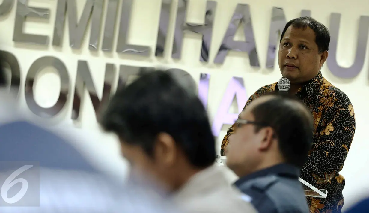 Pimpinan Bawaslu Nasrullah memberikan kata sambutan pada peluncuran Bawaslu TV di Gedung Bawaslu Jakarta, Senin (13/2). Bawaslu TV nantinya untuk mengupdate informasi terkait Pilkada serentak 2017 serta Pilpres 2019 mendatang. (Liputan6.com/Faizal Fanani)