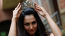 Pengungsi wanita asal Suriah, Ninorta Behno saat memekai mahkota Wine Queen/Ratu Anggur di Trier, Jerman (3/8). Ninorta Behno merupakan seorang pengungsi Suriah yang tinggal di Trier. (REUTERS/Ralph Orlowski)