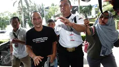 Penyanyi Iwa K dikaawal petugas saat tiba di RSKO, Jakarta, Jumat (5/5). Kabarnya, Iwa K akan menjalani proses rehabilitasi akibat kedapatan membawa narkoba jenis ganja, saat berada di Bandara Soekarno Hatta. (Liputan6.com/Herman Zakharia)
