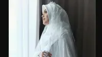 Tampilan Vebby Palwinta dalam pernikahan yang digelar di tengah pandemi coronaCovid-19. (dok. Instagram @renzilazuardi/https://www.instagram.com/p/B_Ht47FnvTh/Dinny Mutiah)